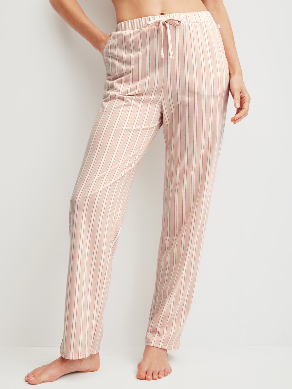 Damen-Model trägt Pyjamahose mit Seitentaschen aus Baumwolle in Beige, Gestreift aus Serie Favourites Arts von CALIDA, Vorderansicht