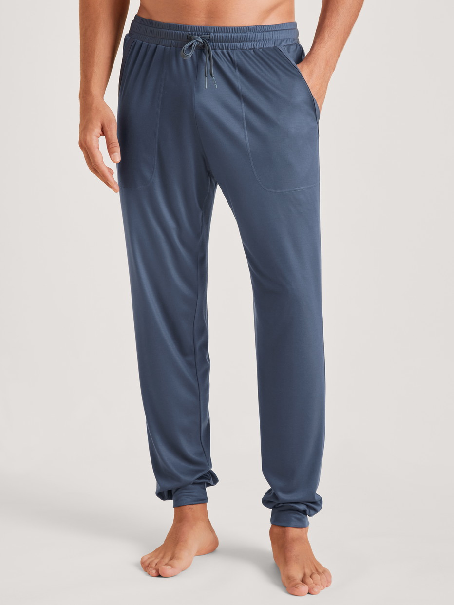 La modella / Il modello Uomo indossa Pantalone in Lyocell di colore Blu, Tinta unita, della serie DSW Cooling di CALIDA, Vista frontale