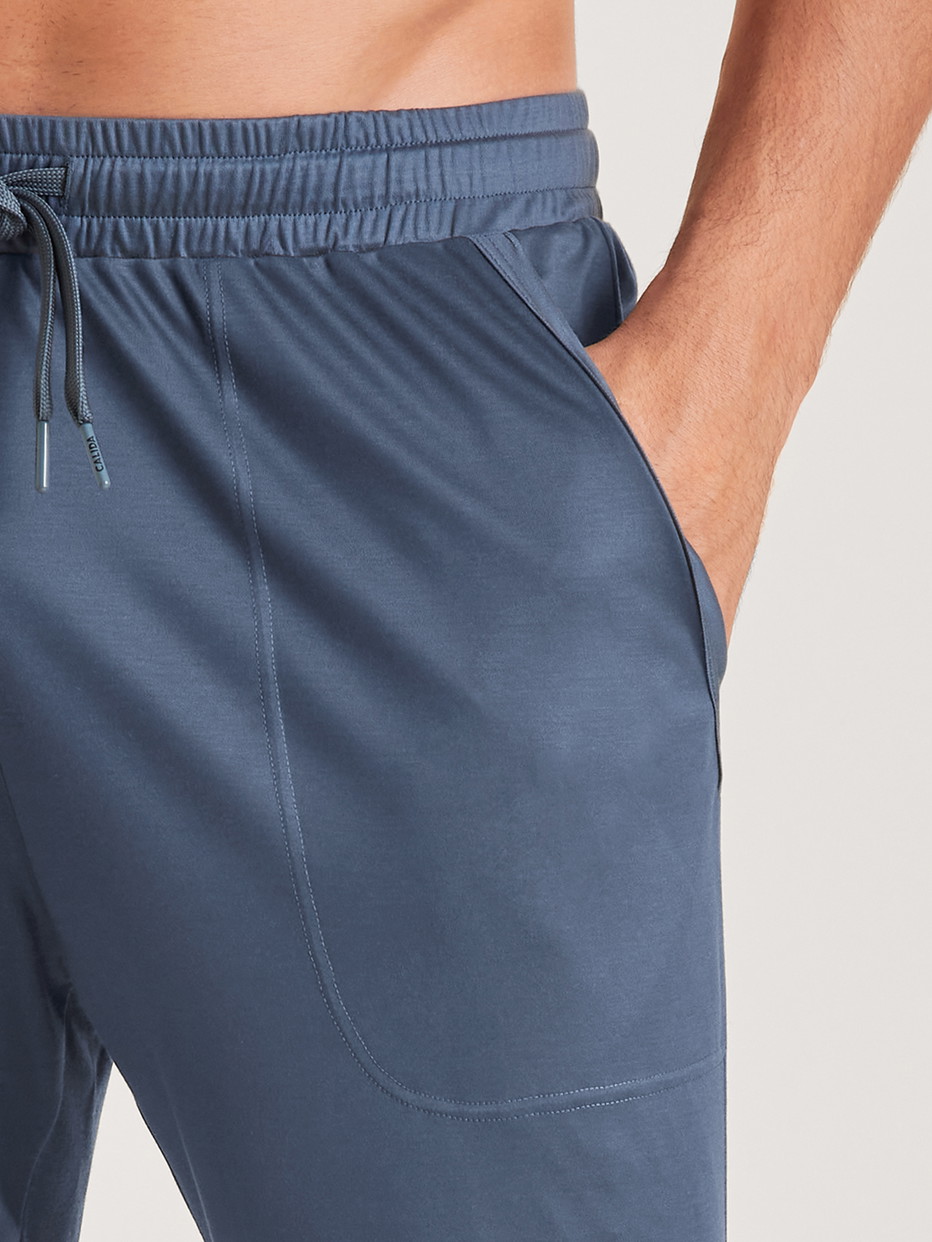 La modella / Il modello Uomo indossa Pantalone in Lyocell di colore Blu, Tinta unita, della serie DSW Cooling di CALIDA, Dettaglio