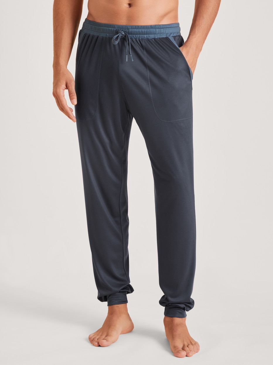 Le mannequin Homme porte le/la Pantalon en Lyocell de couleur Gris, Unicolore, de la série DSW Cooling de CALIDA, Vue de face