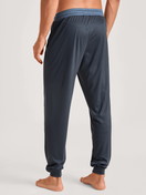 La modella / Il modello Uomo indossa Pantalone in Lyocell di colore Grigio, Tinta unita, della serie DSW Cooling di CALIDA, Vista posteriore