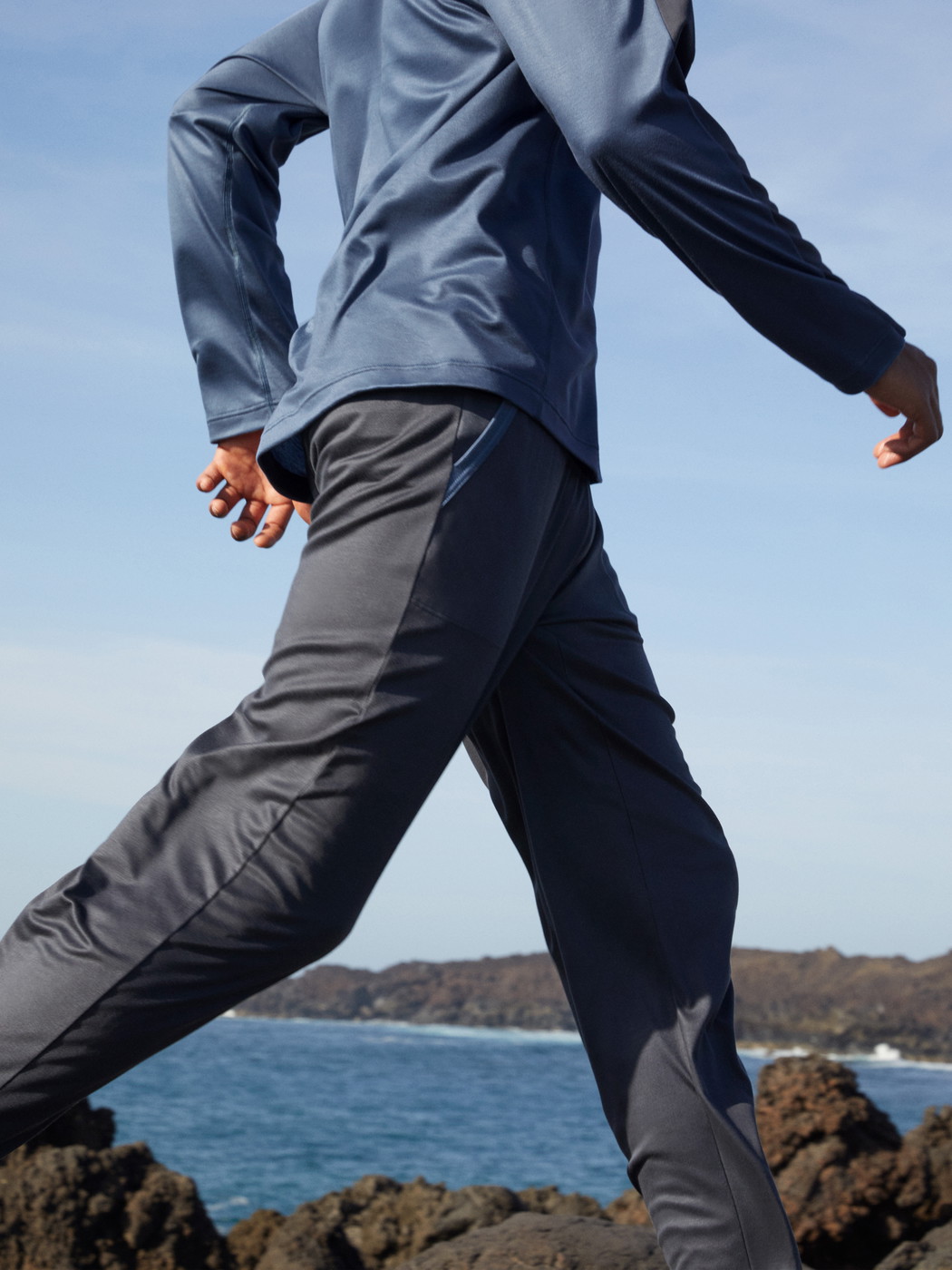 La modella / Il modello Uomo indossa Pantalone in Lyocell di colore Grigio, Tinta unita, della serie DSW Cooling di CALIDA, Immagine aggiuntiva