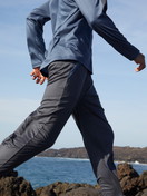 La modella / Il modello Uomo indossa Pantalone in Lyocell di colore Grigio, Tinta unita, della serie DSW Cooling di CALIDA, Immagine aggiuntiva