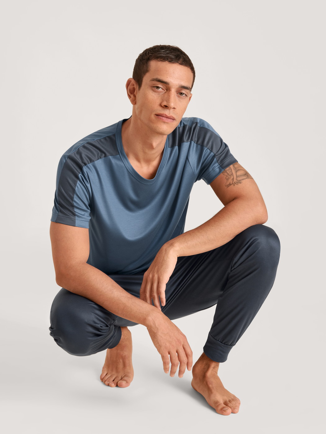 La modella / Il modello Uomo indossa Pantalone in Lyocell di colore Grigio, Tinta unita, della serie DSW Cooling di CALIDA, Immagine aggiuntiva
