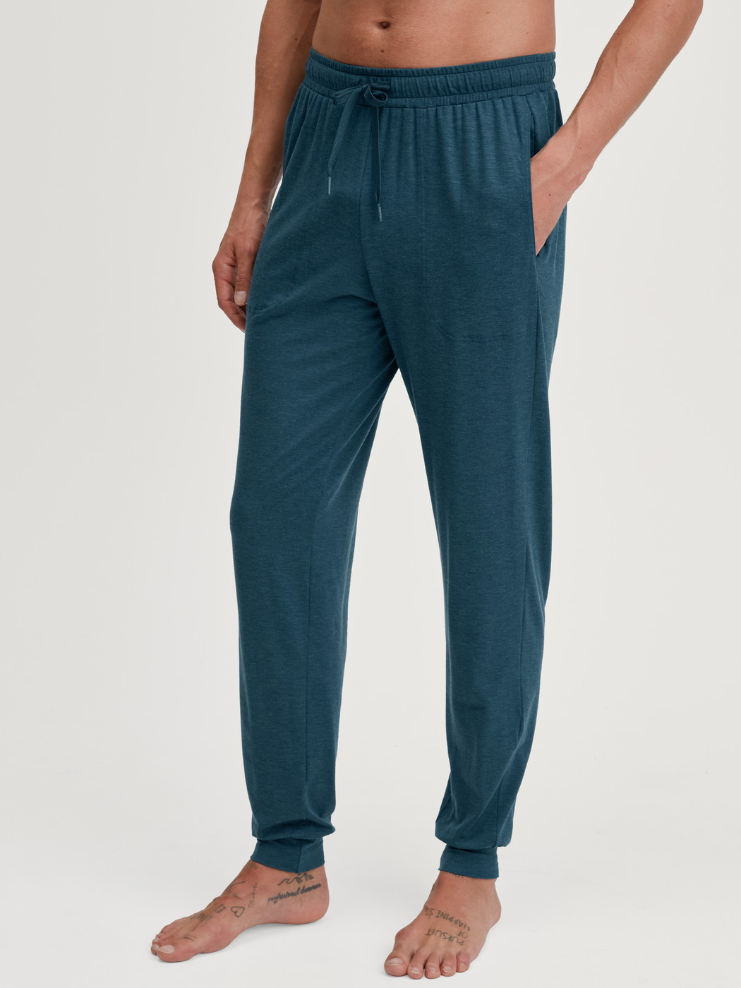 La modella / Il modello Uomo indossa Pantaloni pigiama con polsini in TENCEL™ di colore Turchese, Tinta unita, della serie DSW Warming di CALIDA, Vista frontale