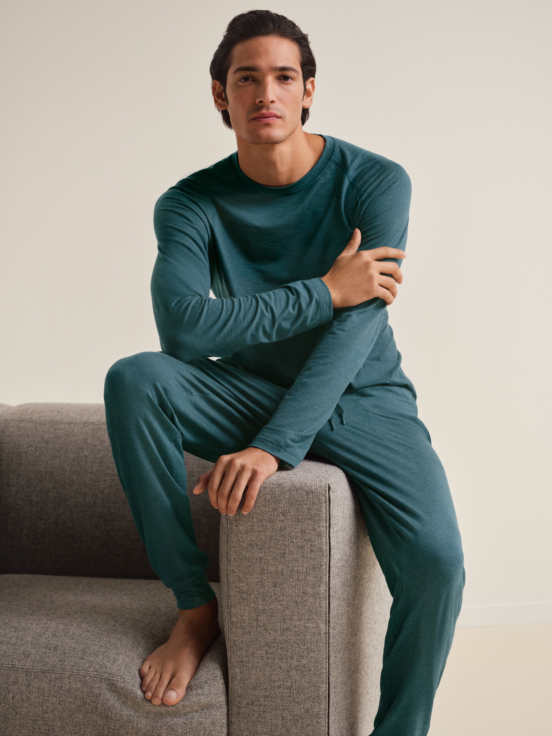 Herren-Model trägt Pyjamahose mit Bündchen aus TENCEL™ in Türkis, Einfarbig aus Serie DSW Warming von CALIDA, Zusatzbild