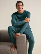 La modella / Il modello Uomo indossa Pantaloni pigiama con polsini in TENCEL™ di colore Turchese, Tinta unita, della serie DSW Warming di CALIDA, Immagine aggiuntiva