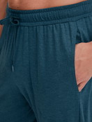 La modella / Il modello Uomo indossa Pantaloni pigiama con polsini in TENCEL™ di colore Turchese, Tinta unita, della serie DSW Warming di CALIDA, Dettaglio