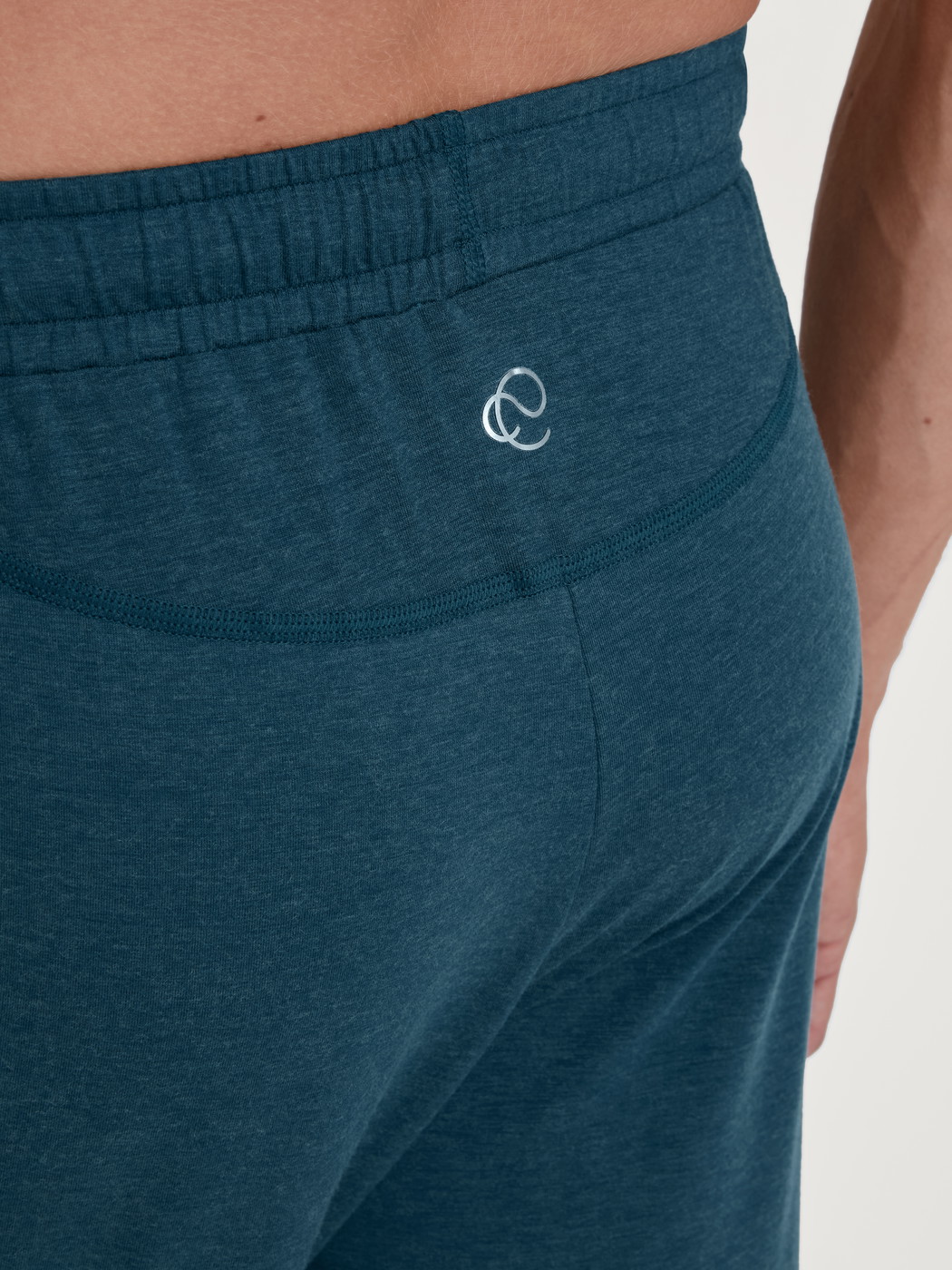 La modella / Il modello Uomo indossa Pantaloni pigiama con polsini in TENCEL™ di colore Turchese, Tinta unita, della serie DSW Warming di CALIDA, Dettaglio
