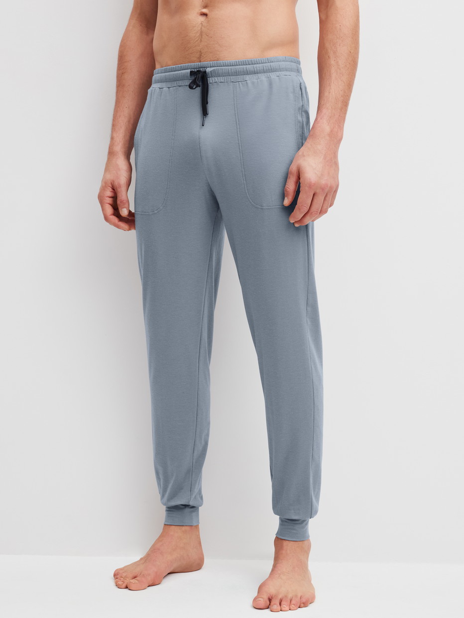 Herren-Model trägt Pyjamahose mit Bündchen aus Lyocell in Grau, Einfarbig aus Serie DSW Warming von CALIDA, Vorderansicht