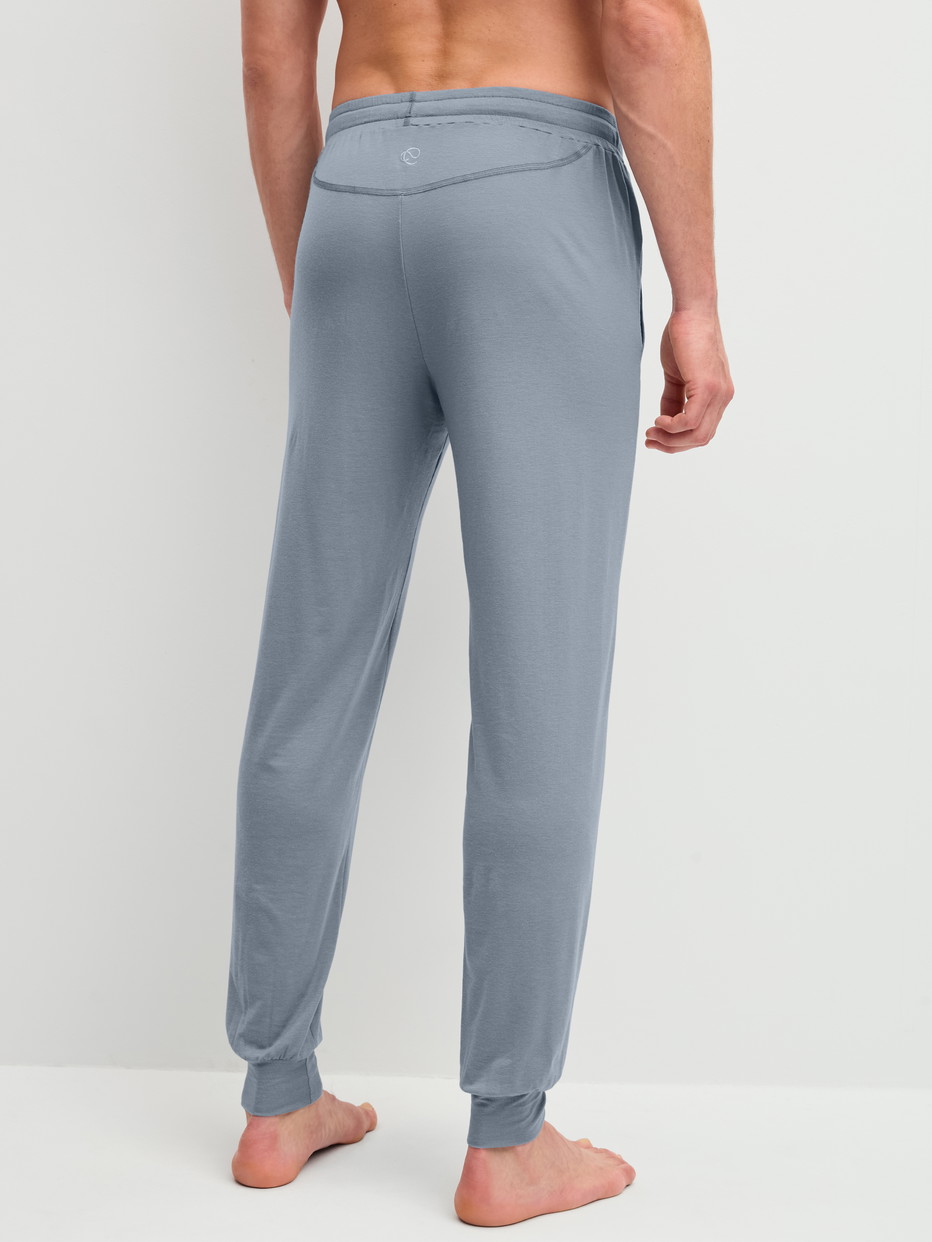 Herren-Model trägt Pyjamahose mit Bündchen aus Lyocell in Grau, Einfarbig aus Serie DSW Warming von CALIDA, Rückansicht