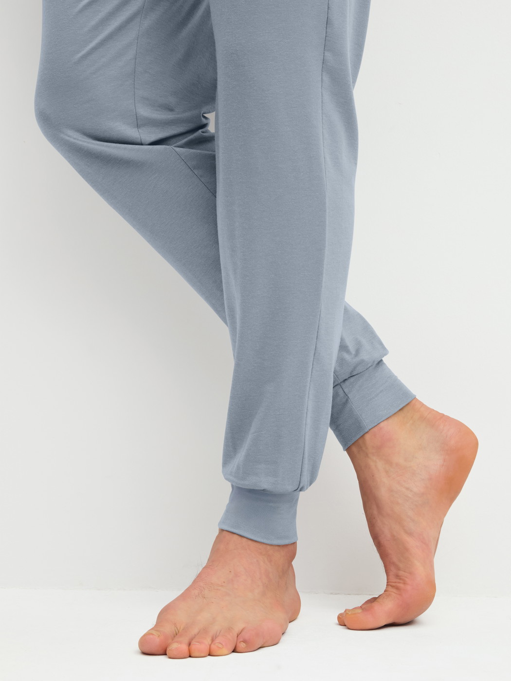 Le mannequin Homme porte le/la Bas de pyjama avec poignets en Lyocell de couleur Gris, Unicolore, de la série DSW Warming de CALIDA, Détail