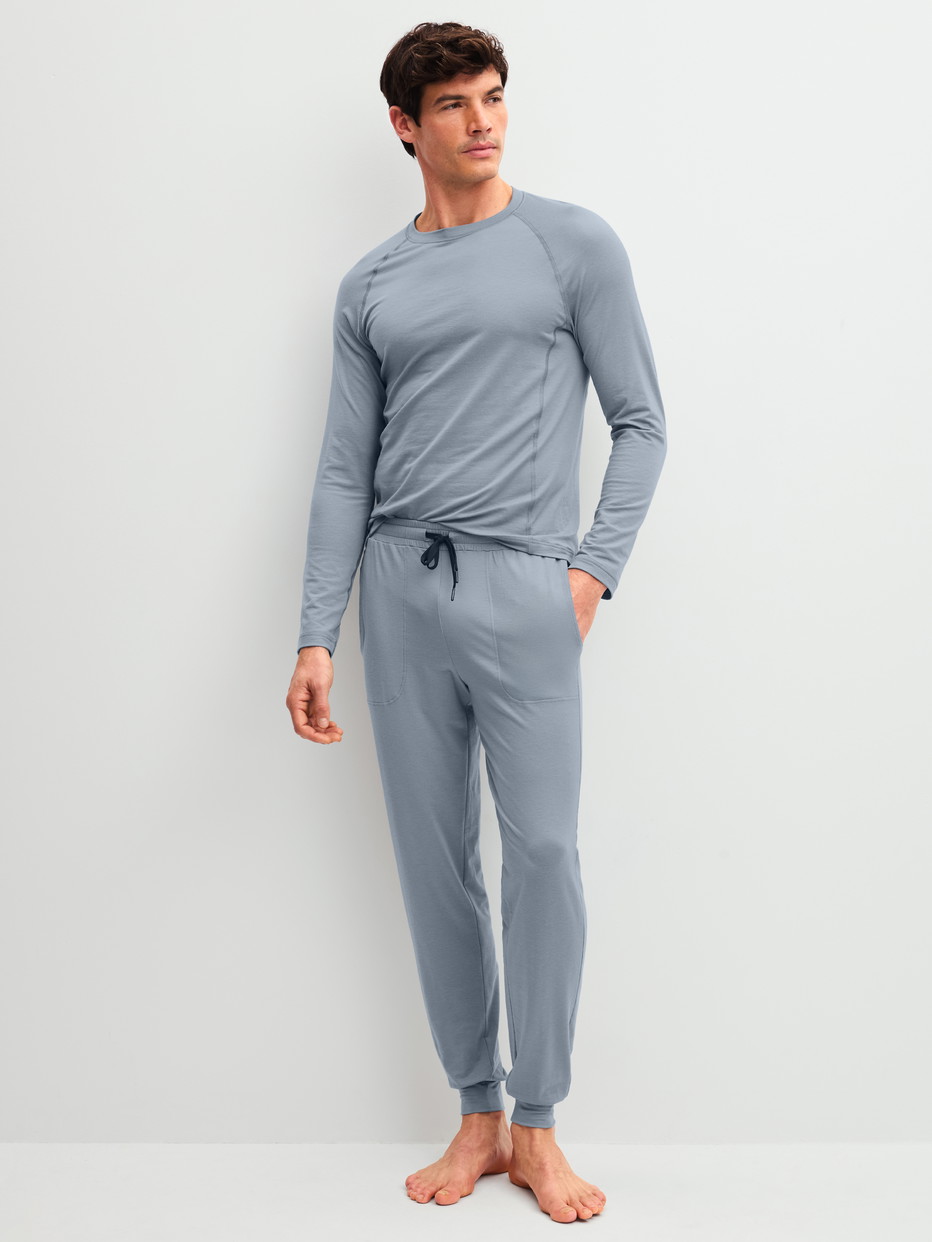 Herren-Model trägt Pyjamahose mit Bündchen aus Lyocell in Grau, Einfarbig aus Serie DSW Warming von CALIDA, Outfit