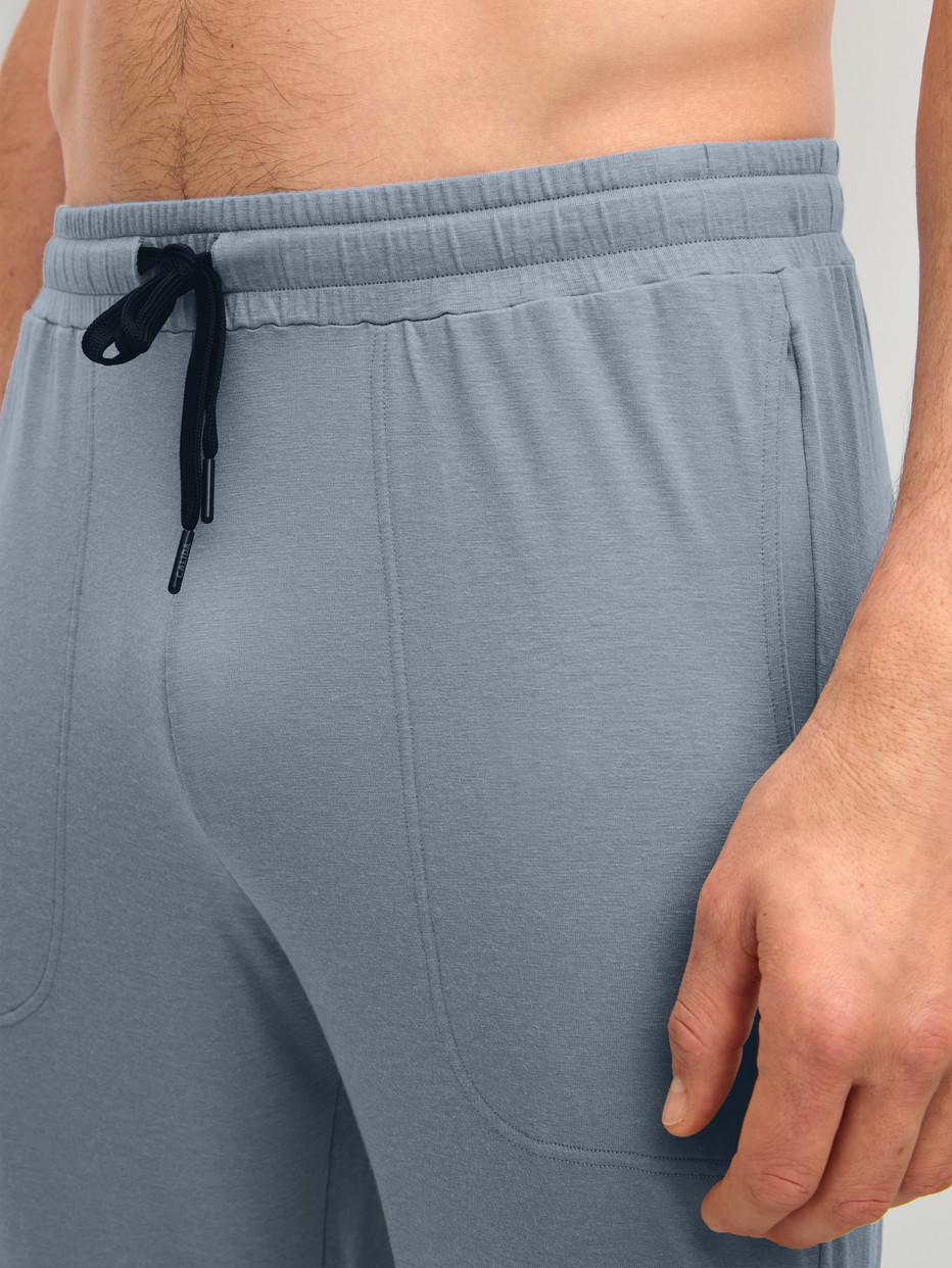 Herren-Model trägt Pyjamahose mit Bündchen aus Lyocell in Grau, Einfarbig aus Serie DSW Warming von CALIDA, Detail