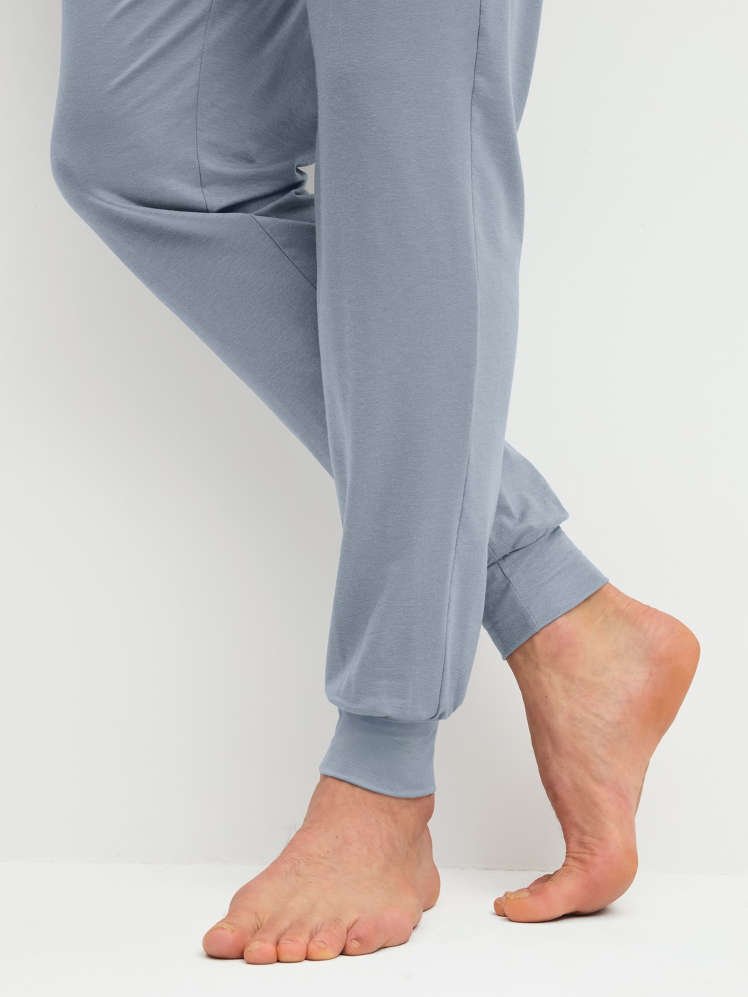 Men model is wearing Pyjama bottom with cuffs made of Lyocell in Grey, Unicoloured from the DSW Warming series by CALIDA, Detail