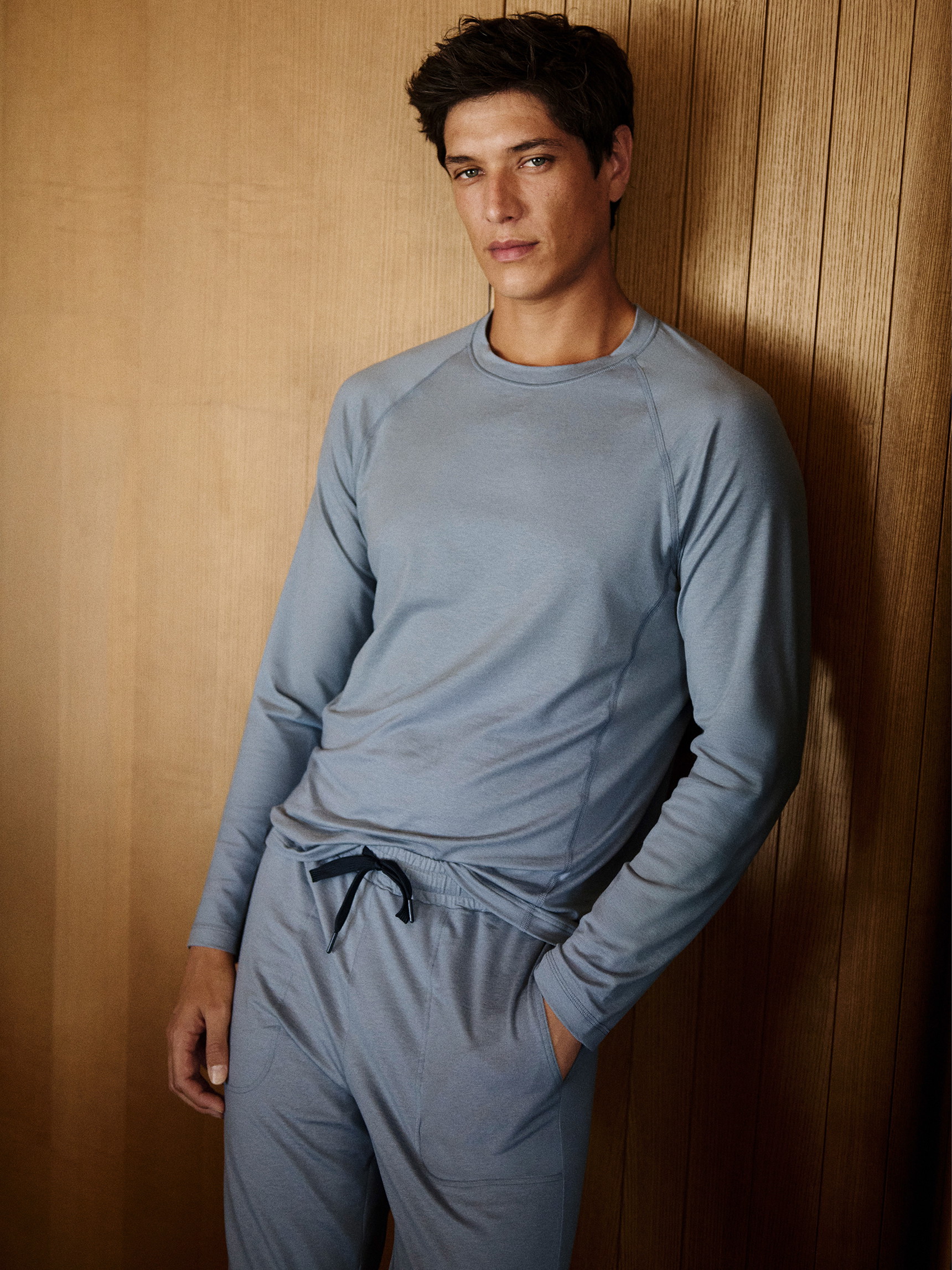Le mannequin Homme porte le/la Bas de pyjama avec poignets en Lyocell de couleur Gris, Unicolore, de la série DSW Warming de CALIDA, Image supplémentaire