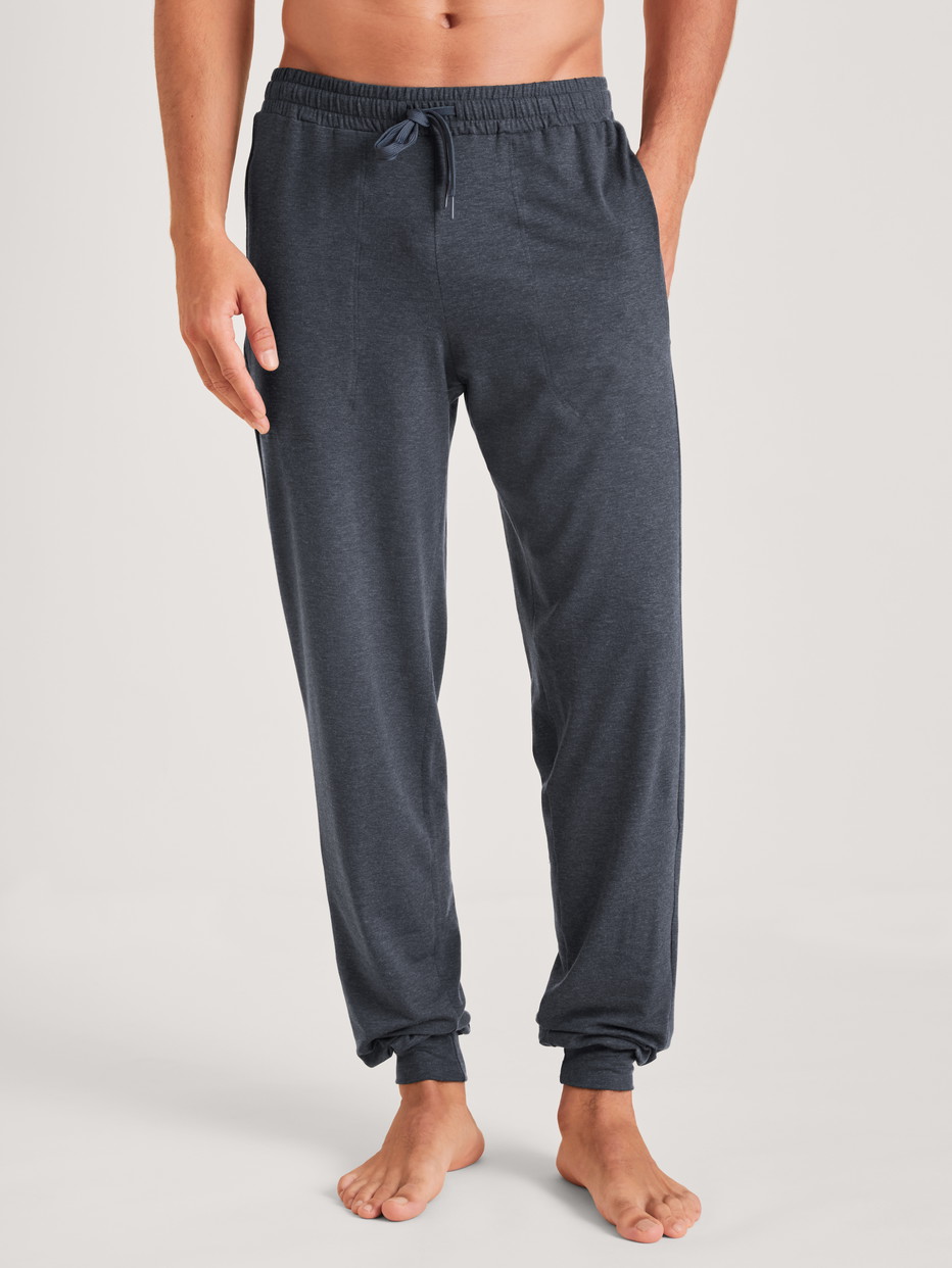 Herren-Model trägt Pyjamahose mit Bündchen aus Lyocell in Grau, Einfarbig aus Serie DSW Warming von CALIDA, Vorderansicht