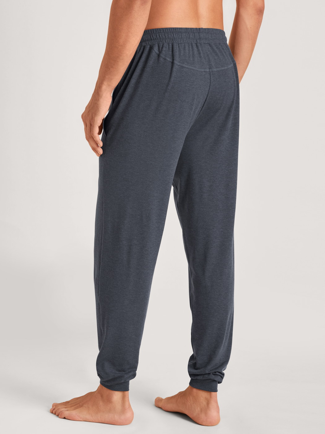 Herren-Model trägt Pyjamahose mit Bündchen aus Lyocell in Grau, Einfarbig aus Serie DSW Warming von CALIDA, Rückansicht