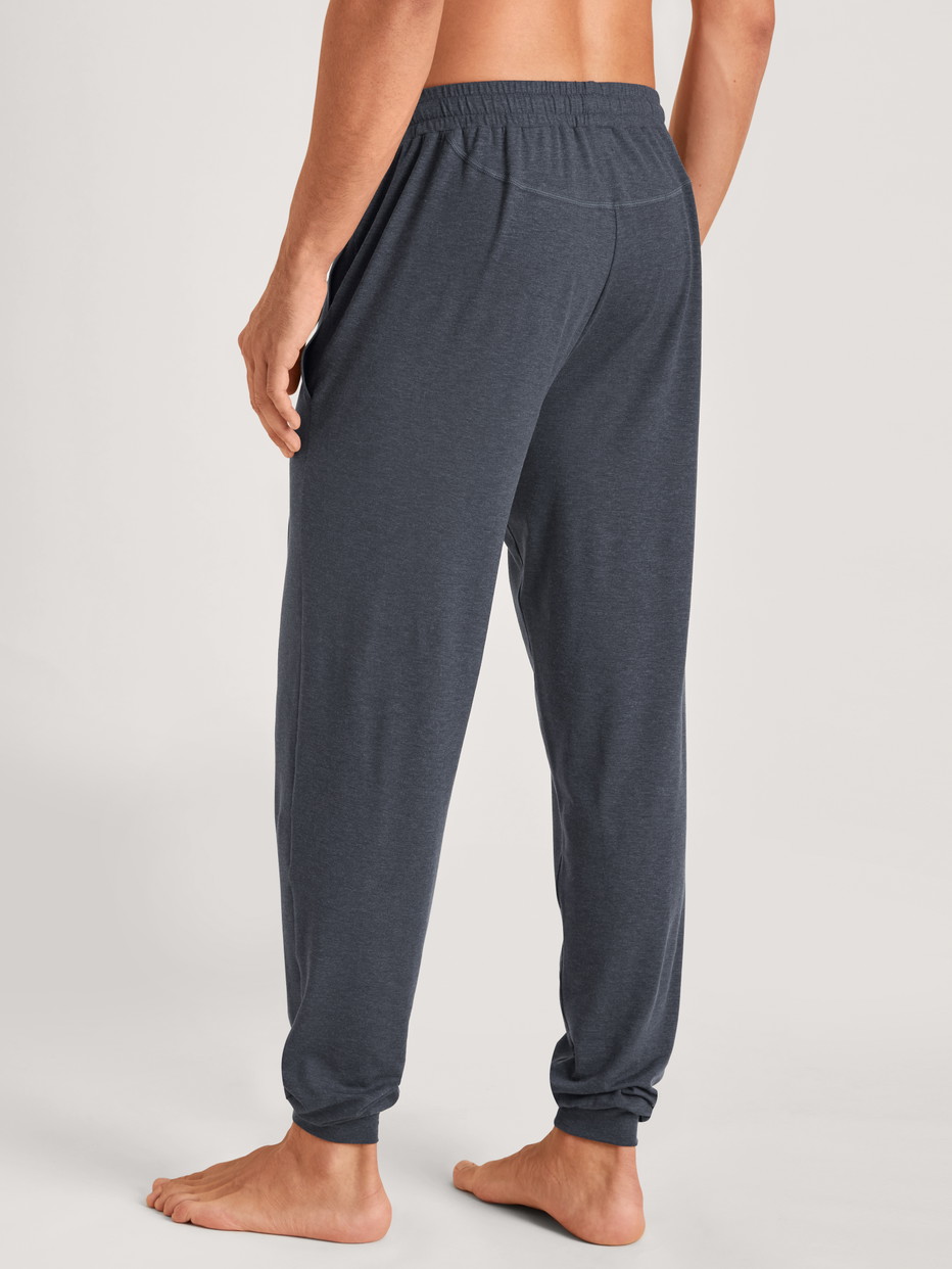 Herren-Model trägt Pyjamahose mit Bündchen aus Lyocell in Grau, Einfarbig aus Serie DSW Warming von CALIDA, Rückansicht