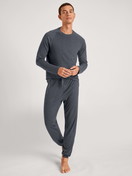 Herren-Model trägt Pyjamahose mit Bündchen aus Lyocell in Grau, Einfarbig aus Serie DSW Warming von CALIDA, Vorderansicht, Outfit