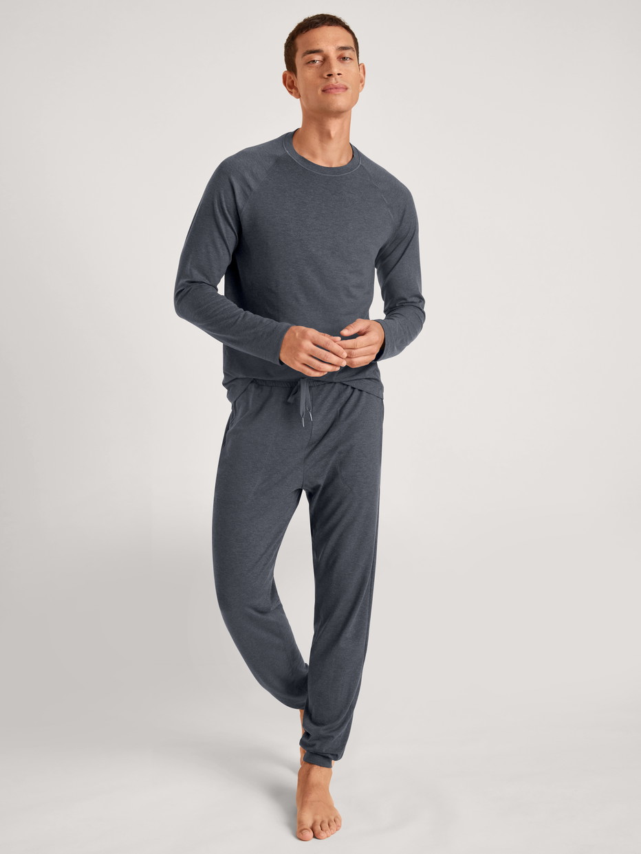 Herren-Model trägt Pyjamahose mit Bündchen aus Lyocell in Grau, Einfarbig aus Serie DSW Warming von CALIDA, Vorderansicht, Outfit