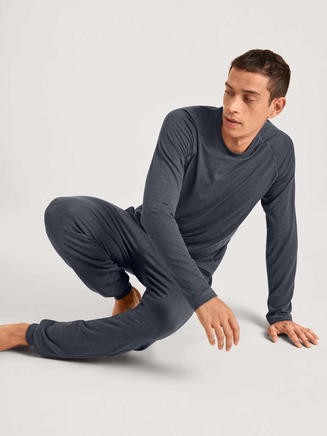 Herren-Model trägt Pyjamahose mit Bündchen aus Lyocell in Grau, Einfarbig aus Serie DSW Warming von CALIDA