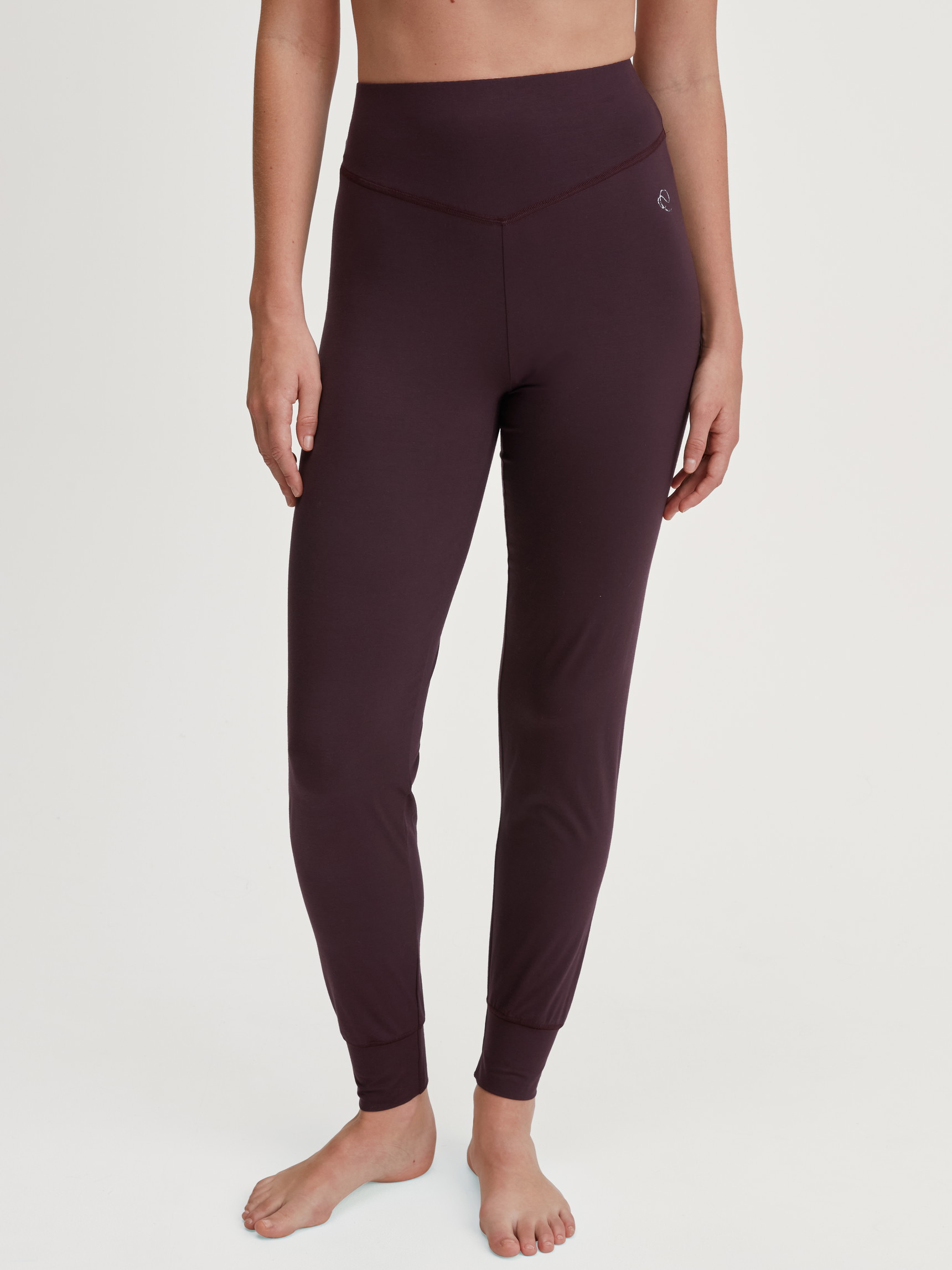 Damen-Model trägt Pyjamahose mit Bündchen aus Modal in Braun, Einfarbig aus Serie DSW Balancing von CALIDA, Vorderansicht