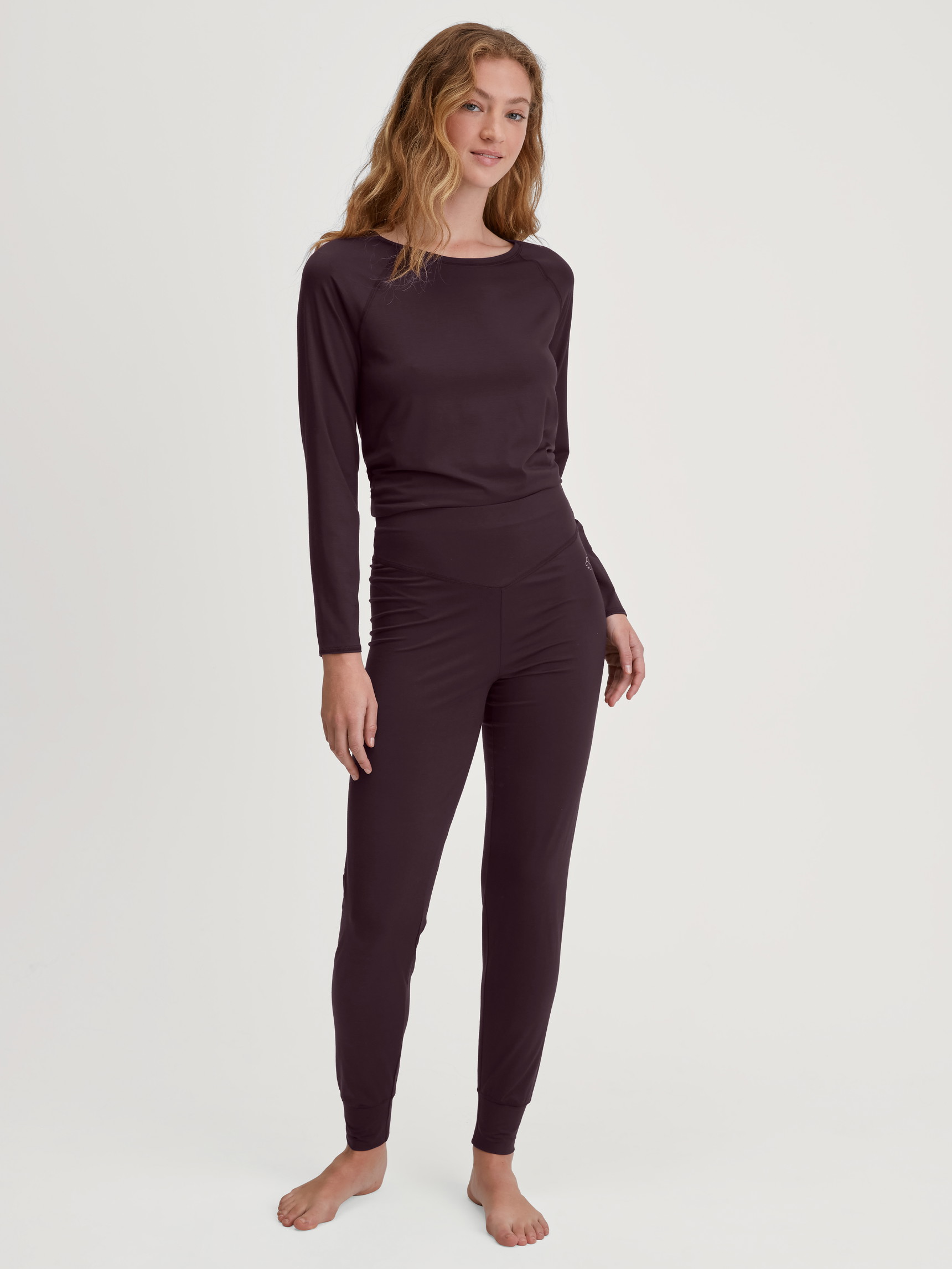 Damen-Model trägt Pyjamahose mit Bündchen aus Modal in Braun, Einfarbig aus Serie DSW Balancing von CALIDA, Outfit