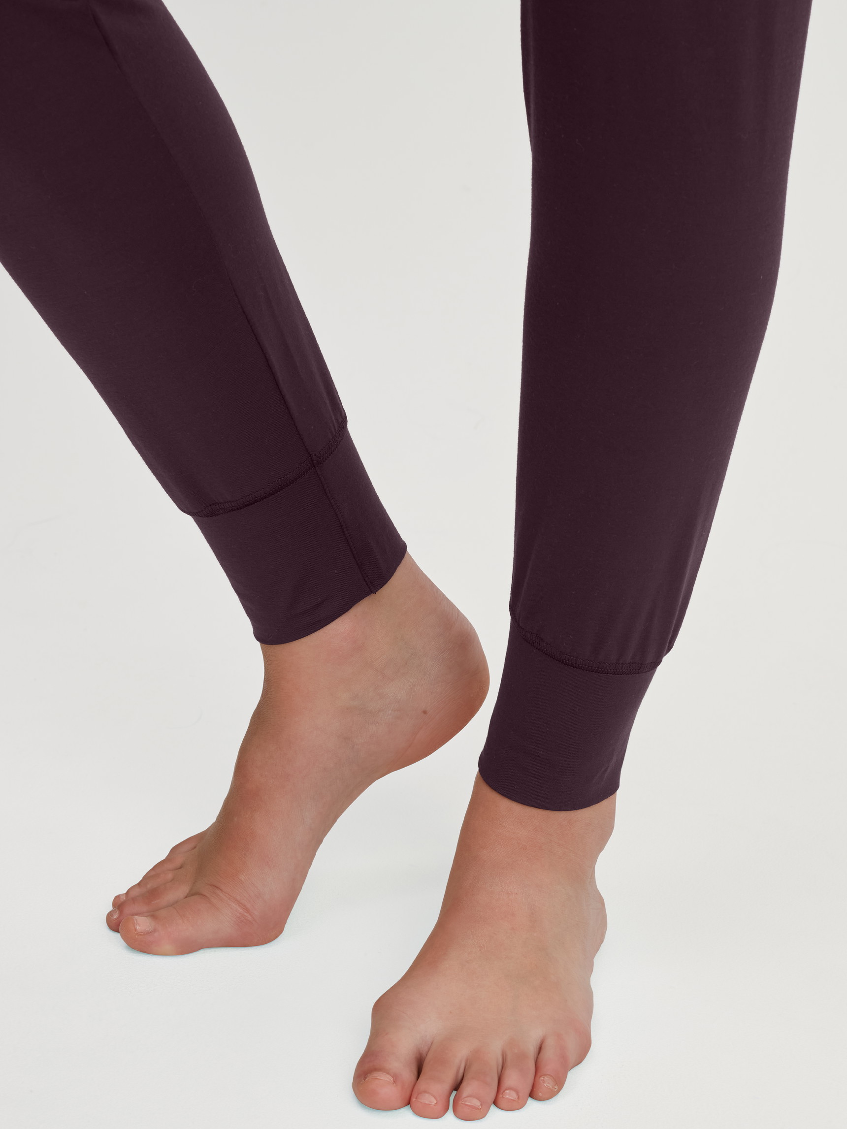 Damen-Model trägt Pyjamahose mit Bündchen aus Modal in Braun, Einfarbig aus Serie DSW Balancing von CALIDA, Detail