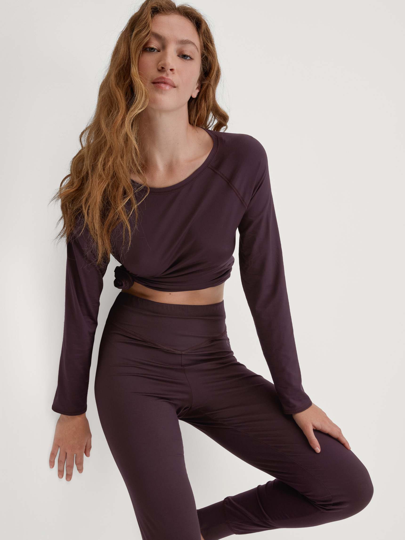 Damen-Model trägt Pyjamahose mit Bündchen aus Modal in Braun, Einfarbig aus Serie DSW Balancing von CALIDA, Zusatzbild
