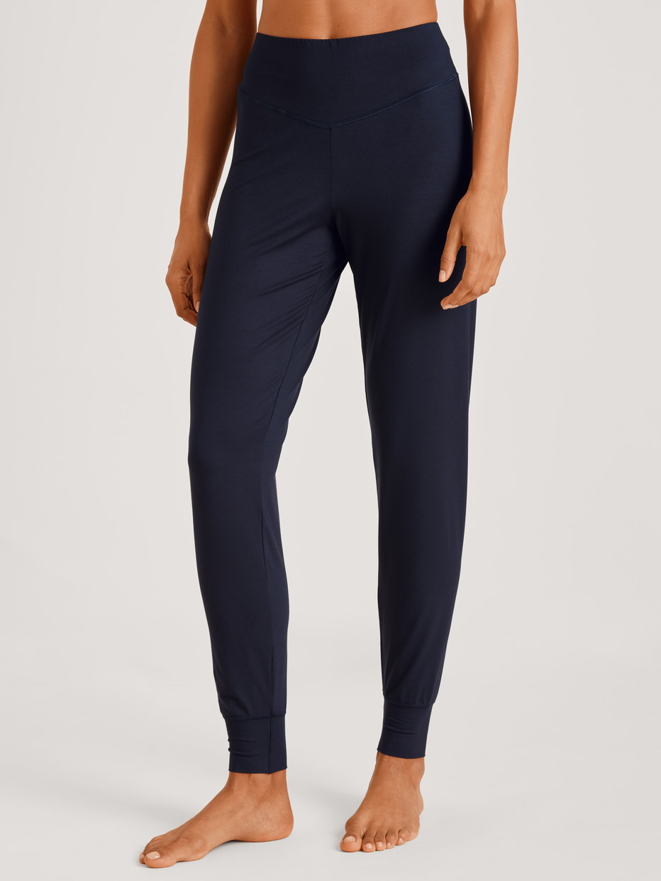 La modella / Il modello Donna indossa Pantaloni pigiama con polsini in Modal di colore Blu, Tinta unita, della serie DSW Balancing di CALIDA, Vista frontale