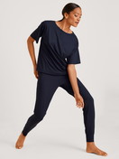 Le mannequin Femme porte le/la Bas de pyjama avec poignets en Modal de couleur Bleu, Unicolore, de la série DSW Balancing de CALIDA, Vue de face, Tenue