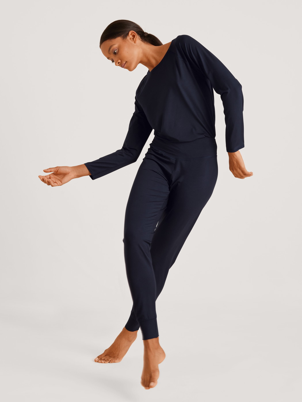 Le mannequin Femme porte le/la Bas de pyjama avec poignets en Modal de couleur Bleu, Unicolore, de la série DSW Balancing de CALIDA