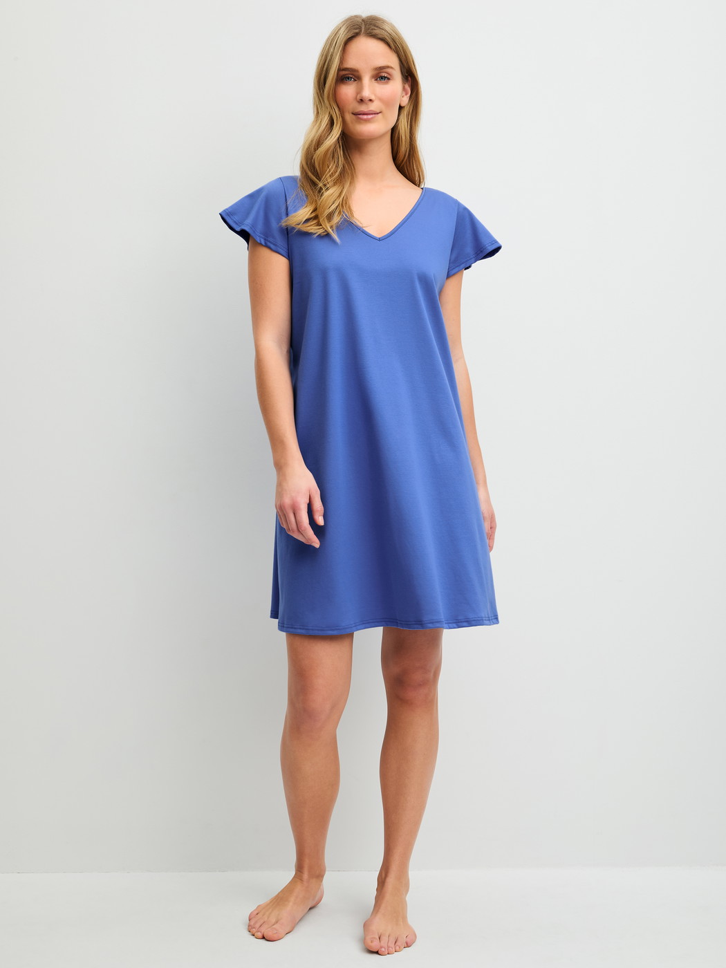 Damen-Model trägt Kurzarm-Nachthemd, Länge 90 cm aus 100% Baumwolle in Blau, Einfarbig aus Serie Flower Dreams von CALIDA, Vorderansicht