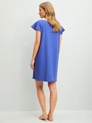 Damen-Model trägt Kurzarm-Nachthemd, Länge 90 cm aus 100% Baumwolle in Blau, Einfarbig aus Serie Flower Dreams von CALIDA, Rückansicht