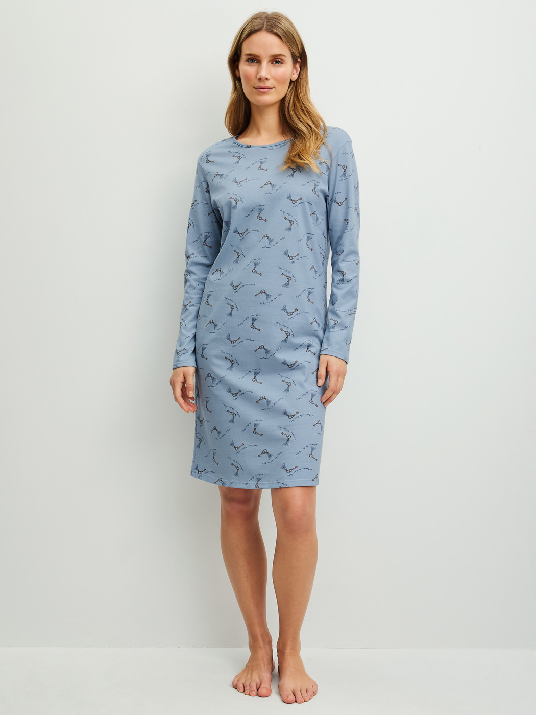 Damen-Model trägt Langarm-Nachthemd, Länge 100 cm aus 100% Baumwolle in Blau, Gemustert aus Serie Hotel Nights von CALIDA, Vorderansicht