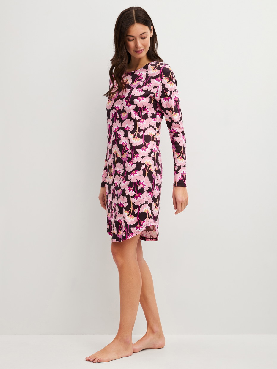 Damen-Model trägt Langarm-Nachthemd, Länge 95 cm aus 100% Baumwolle in Rosa, Floral aus Serie Autumn Dreams von CALIDA, Vorderansicht