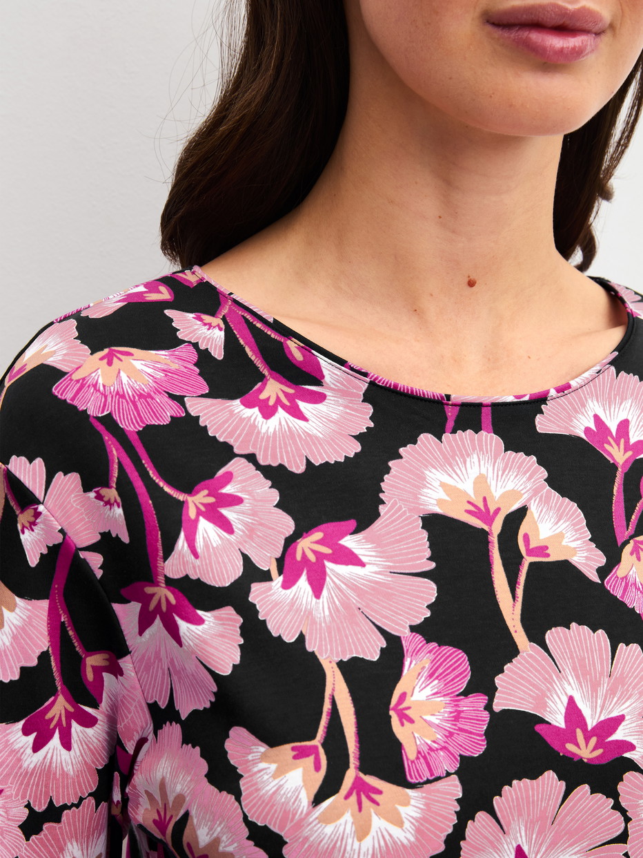 Damen-Model trägt Langarm-Nachthemd, Länge 95 cm aus 100% Baumwolle in Rosa, Floral aus Serie Autumn Dreams von CALIDA, Detail