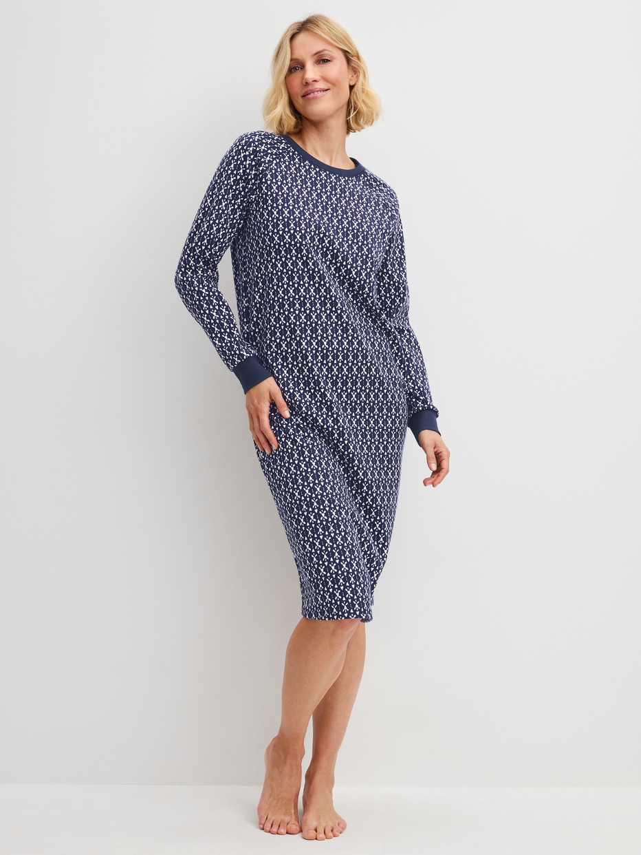 Damen-Model trägt Langarm-Nachthemd, Länge 110 cm aus 100% Baumwolle in Blau, Gemustert aus Serie Midnight Hearts von CALIDA, Vorderansicht
