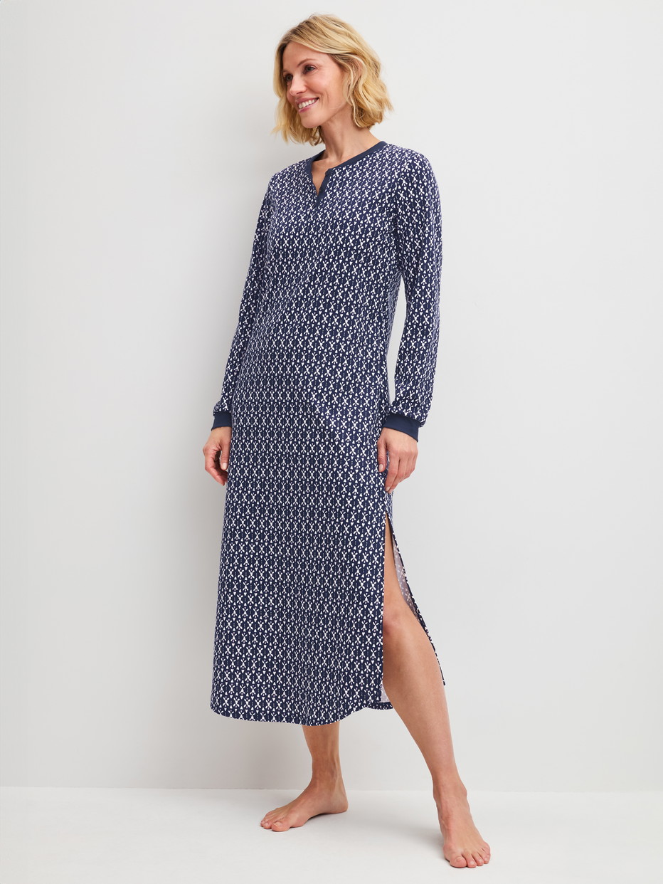 Damen-Model trägt Langarm-Nachthemd, Länge 130 cm aus 100% Baumwolle in Blau, Gemustert aus Serie Midnight Hearts von CALIDA, Vorderansicht