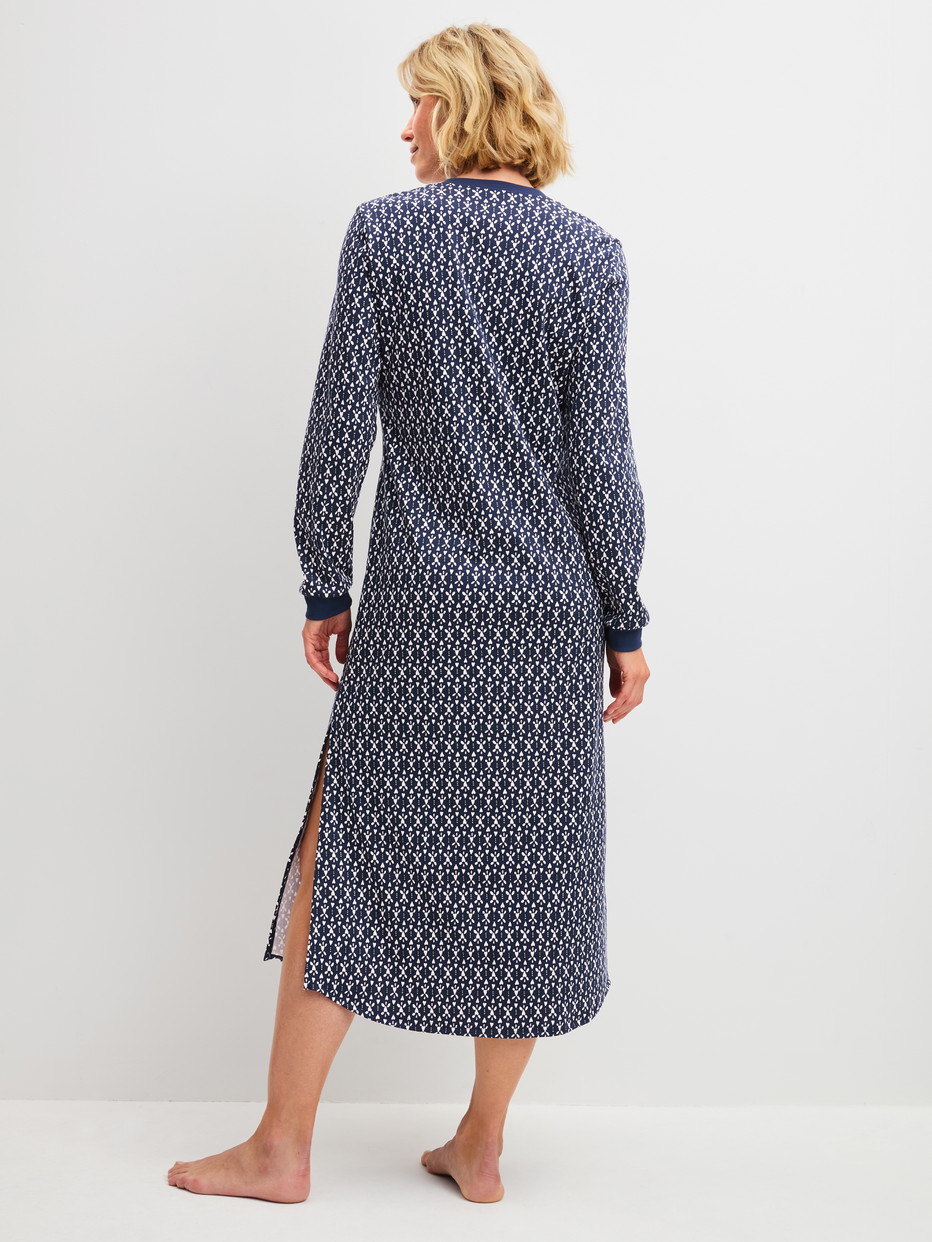 Damen-Model trägt Langarm-Nachthemd, Länge 130 cm aus 100% Baumwolle in Blau, Gemustert aus Serie Midnight Hearts von CALIDA, Rückansicht