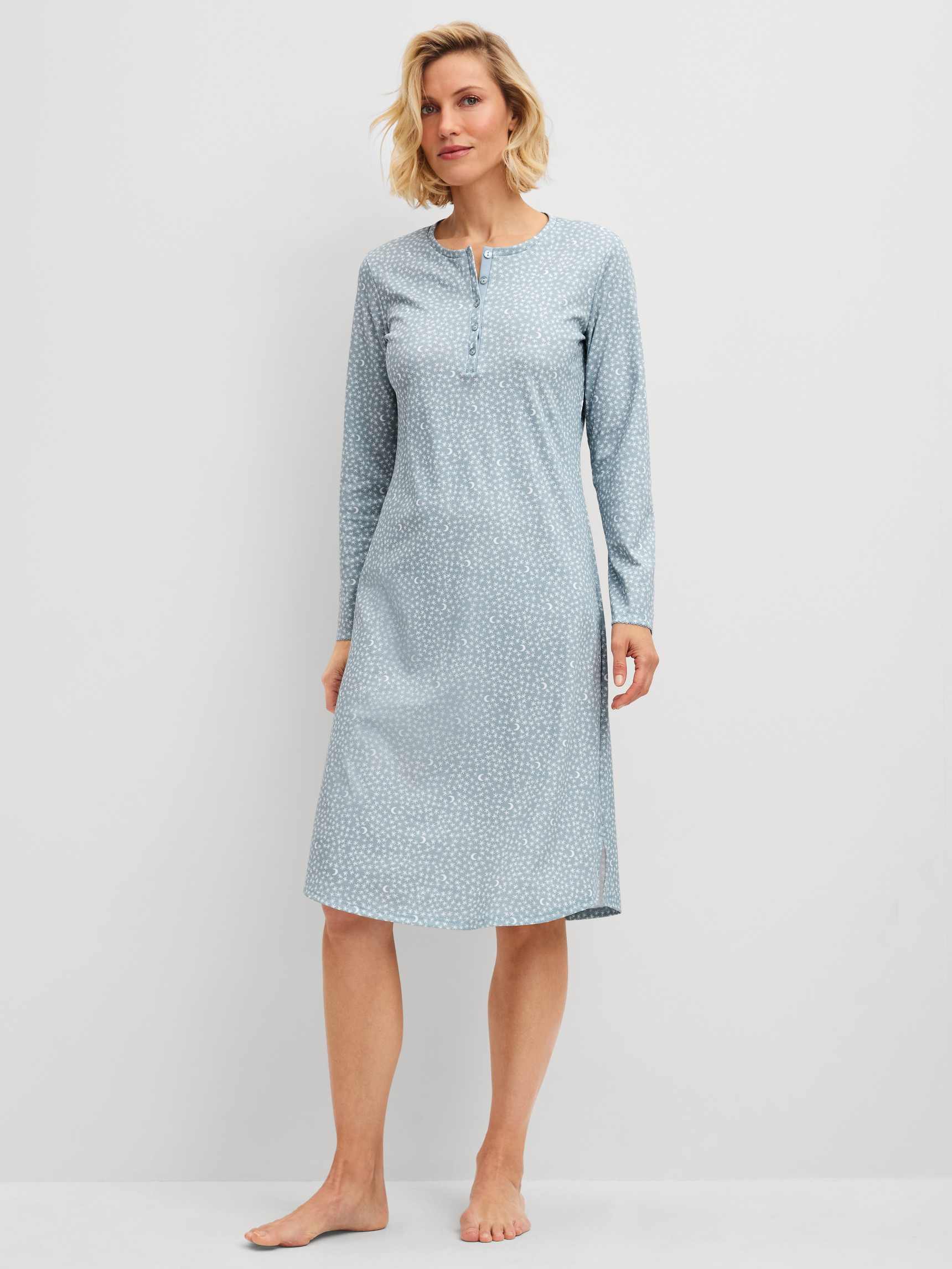 Damen-Model trägt Langarm-Nachthemd, Länge 110 cm aus 100% Baumwolle in Blau, Gemustert aus Serie Midnight Dreams von CALIDA, Vorderansicht