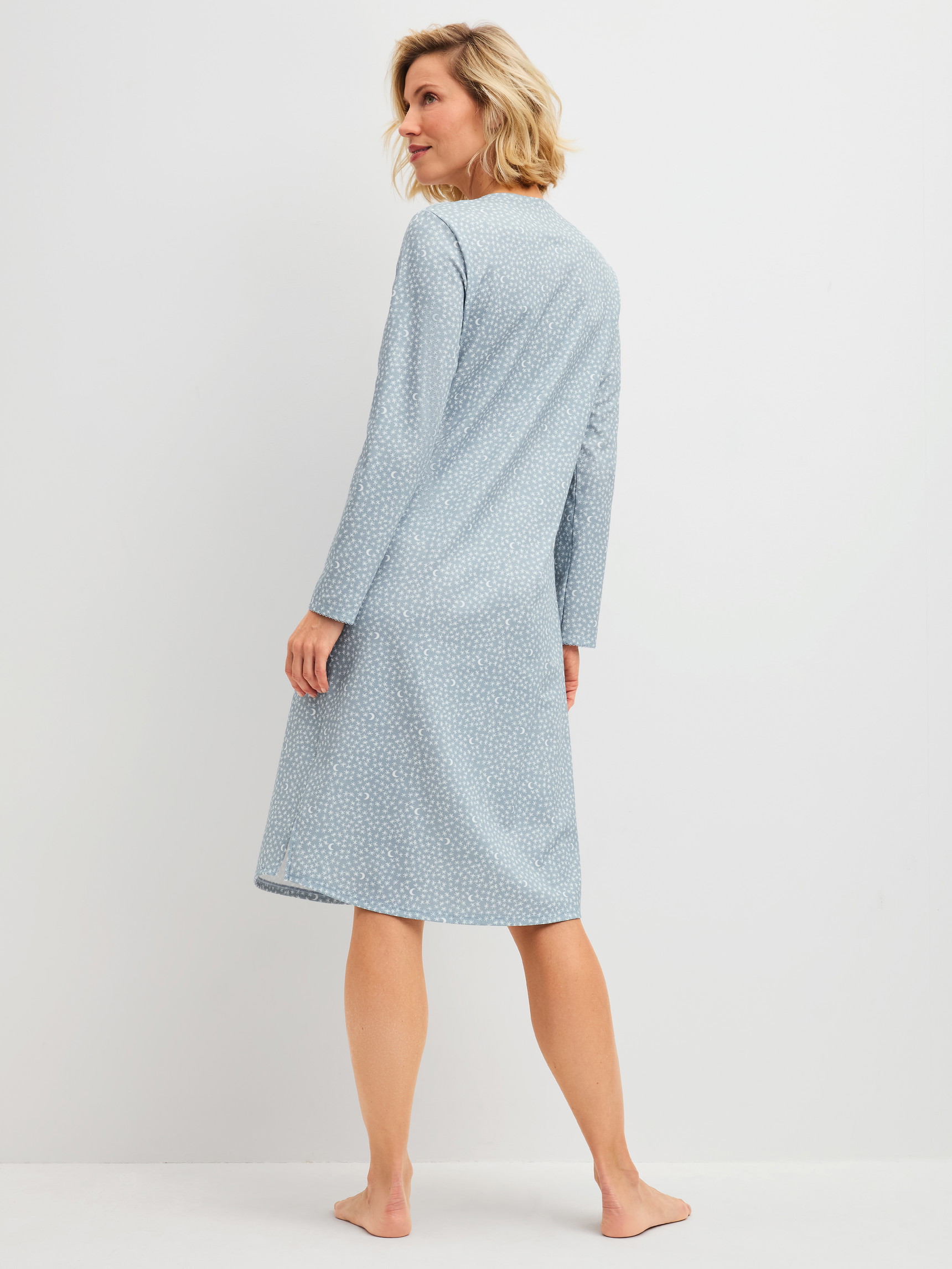 Damen-Model trägt Langarm-Nachthemd, Länge 110 cm aus 100% Baumwolle in Blau, Gemustert aus Serie Midnight Dreams von CALIDA, Rückansicht