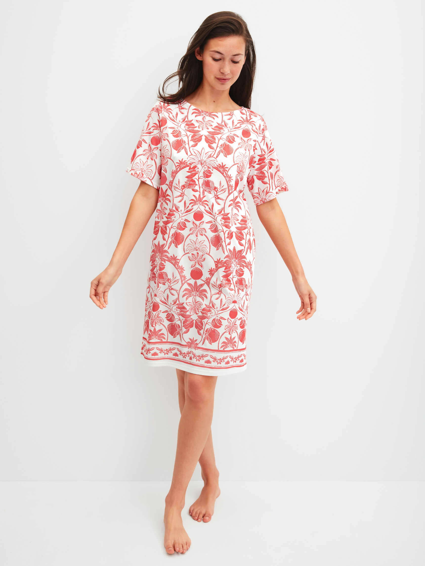 Damen-Model trägt Kurzarm-Nachthemd, Länge 95 cm aus 100% Baumwolle in Orange, Floral aus Serie Favourites Beach von CALIDA, Vorderansicht