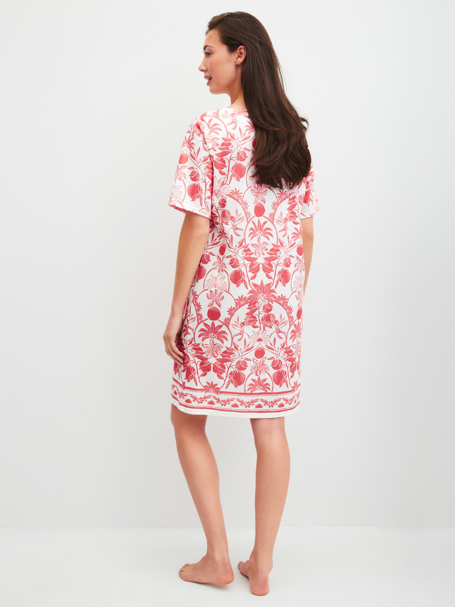 Damen-Model trägt Kurzarm-Nachthemd, Länge 95 cm aus 100% Baumwolle in Orange, Floral aus Serie Favourites Beach von CALIDA, Rückansicht
