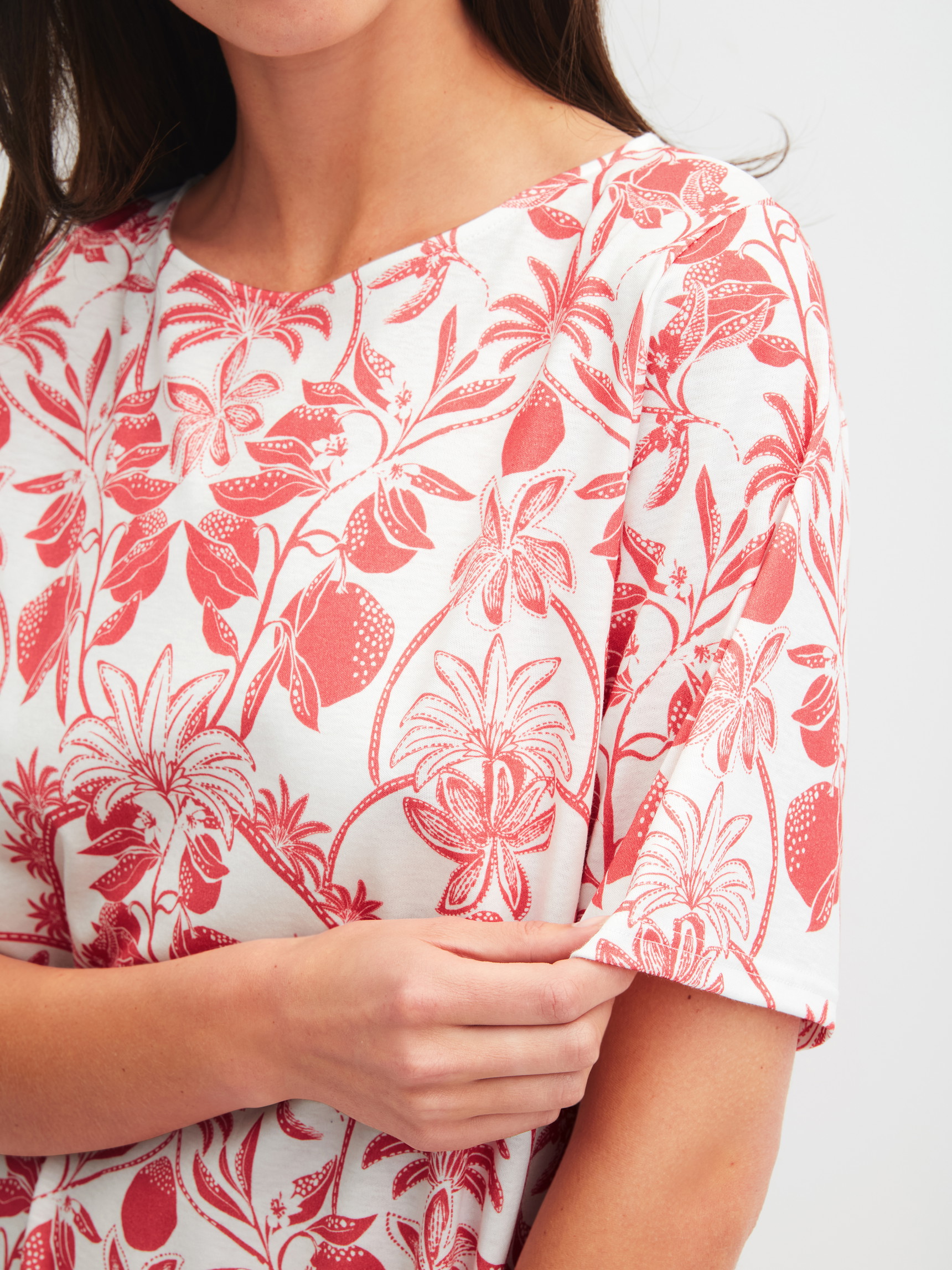 Damen-Model trägt Kurzarm-Nachthemd, Länge 95 cm aus 100% Baumwolle in Orange, Floral aus Serie Favourites Beach von CALIDA, Detail
