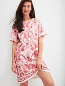 La modella / Il modello Donna indossa Camicia da notte a maniche corte, lunghezza 95 cm in 100% cotone di colore Arancione, Floreale, della serie Favourites Beach di CALIDA, Immagine aggiuntiva