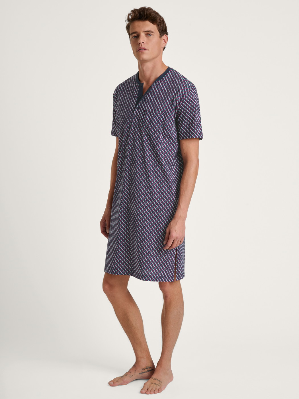 Herren-Model trägt Herren-Nachthemd aus 100% Baumwolle in Blau, Kariert aus Serie Relax Imprint von CALIDA, Vorderansicht
