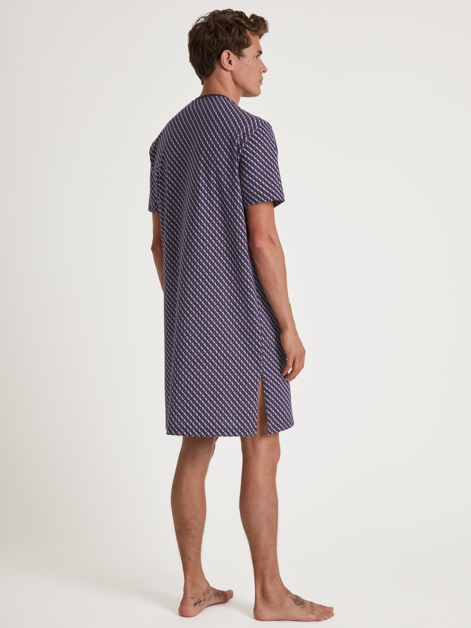 Herren-Model trägt Herren-Nachthemd aus 100% Baumwolle in Blau, Kariert aus Serie Relax Imprint von CALIDA, Rückansicht