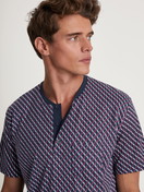Herren-Model trägt Herren-Nachthemd aus 100% Baumwolle in Blau, Kariert aus Serie Relax Imprint von CALIDA, Detail